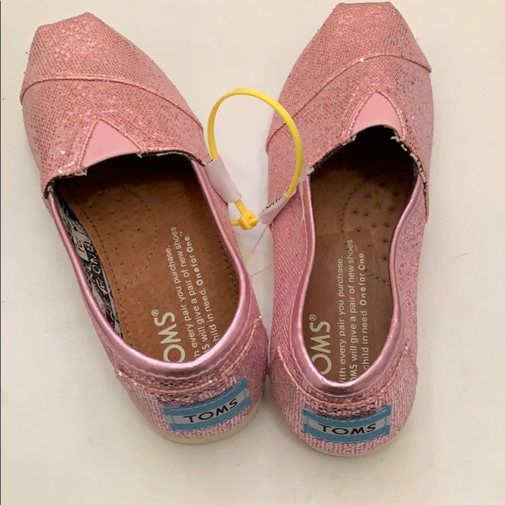 Girl TOMS